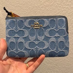 NWT 🌟Corner Zip Wristlet In Signature Denim